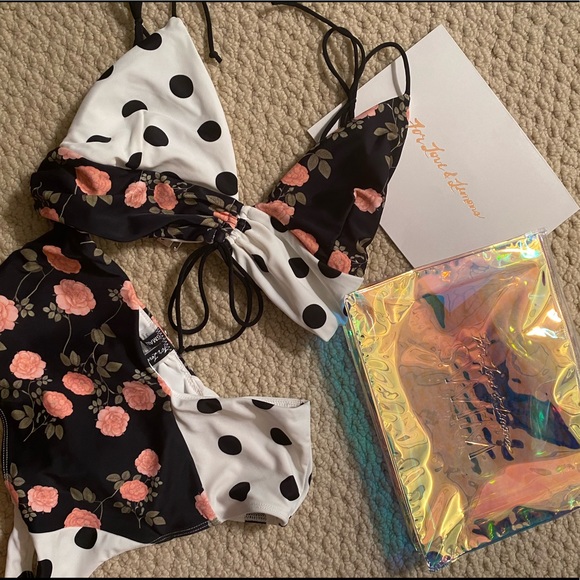 For love and lemons Neapolitan one piece - Picture 6 of 8